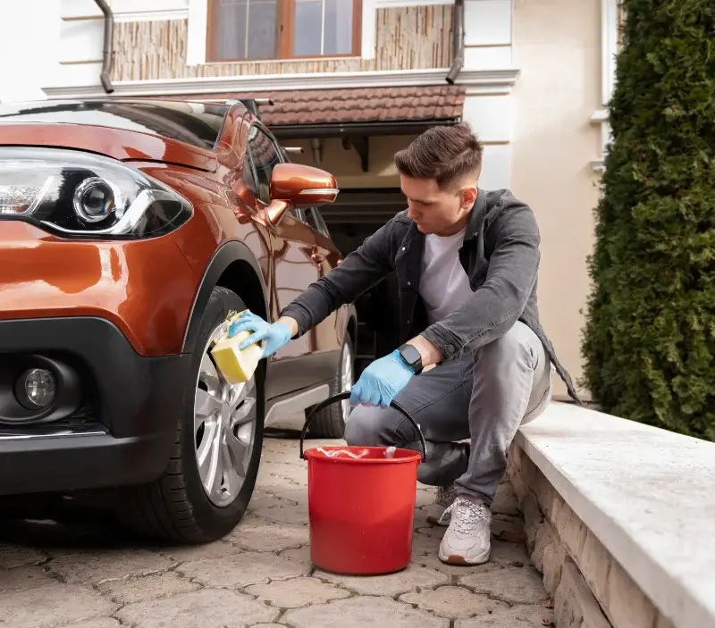 Lavage auto à domicile Val d'Anast : professionnel intervenant sur un véhicule